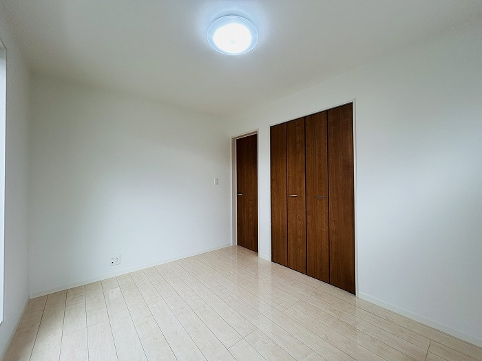 【2階南東側洋室】別角度からのお部屋の様子です。