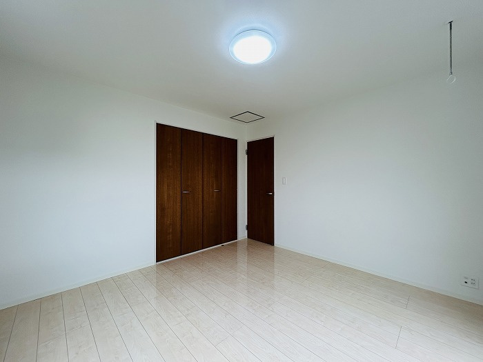 【2階南西側洋室】別角度からのお部屋の様子です。