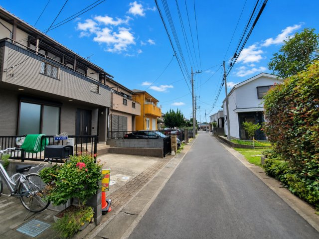 前面道路含む現地写真です