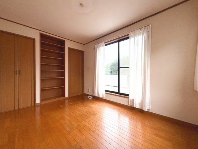 ◆室内はいつも明るい印象なので気持ちの良い朝を迎えられます。各部屋にはクローゼットを完備しており、収納が多いお家はすっきりして快適空間です。