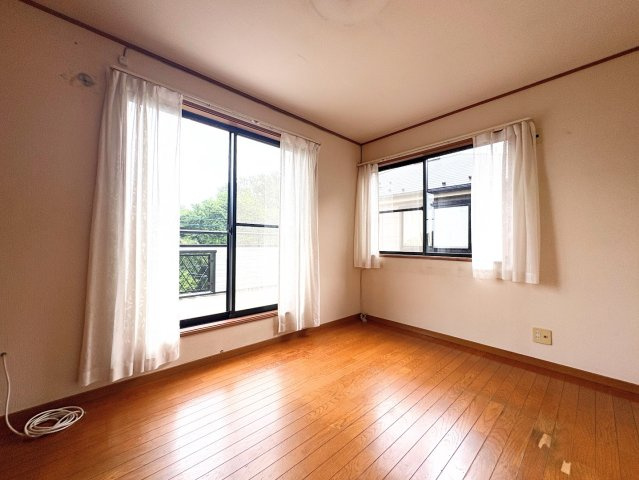 ◆気持ちの良い風が室内へ入り込む居室。家具を配置しても広々ご利用いただけます！！