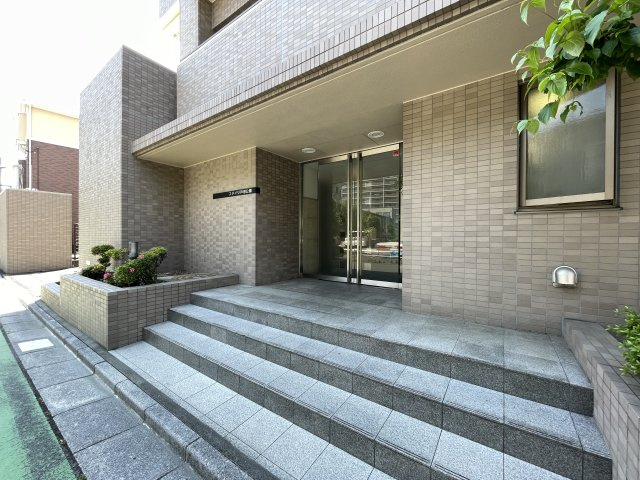 マンションの顔でもある、高級感漂うエントランス。　