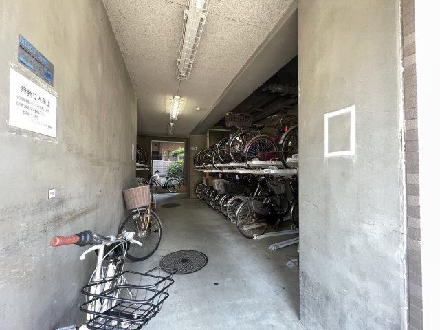 屋内駐輪場で、セキュリティーも安心です。　