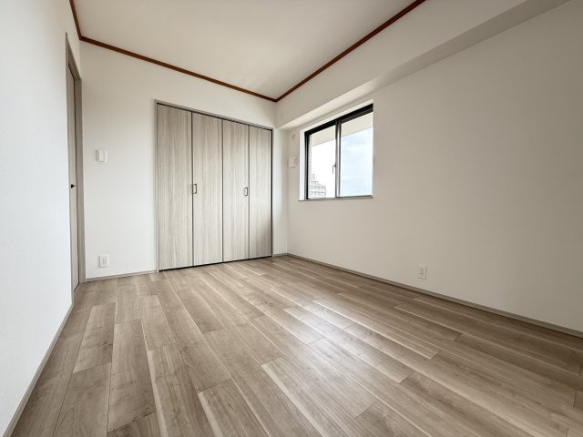 小さな窓がついた洋室は、優しい光が降り注ぎます。　