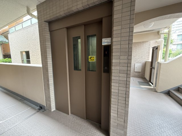 重たい荷物を持っていても、エレベーターがあれば安心です。　