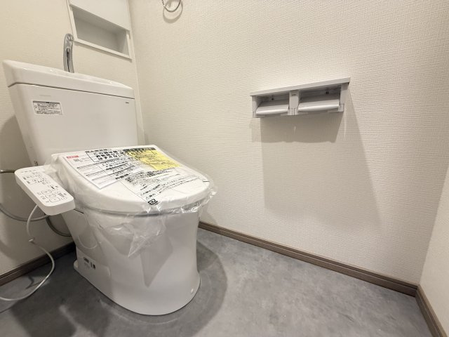 温水洗浄便座付きの清潔感あるトイレは、落ち着いた空間に。　