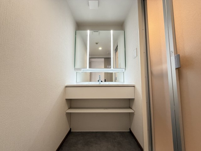 三面鏡付きの洗面台で朝の身支度もバッチリです。　