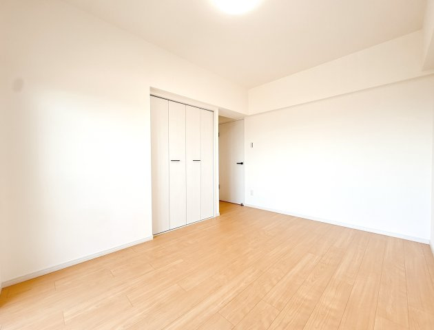 東側洋室の別角度になります♪