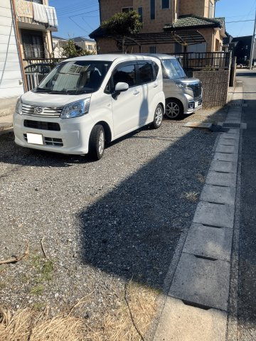 敷地内に駐車スペースを確保。前面道路へ直結しています