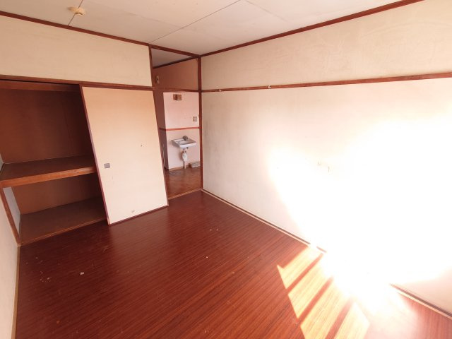 6帖・押入付きでお部屋を広く使えます。