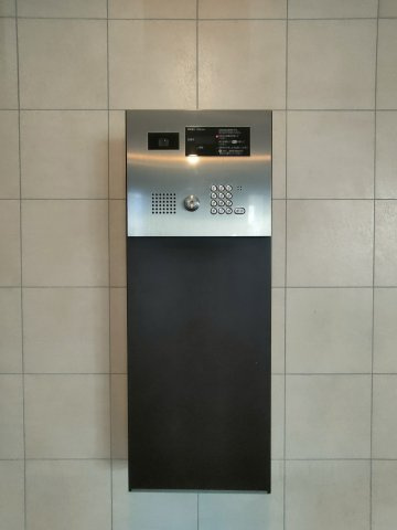 【オートロック】　マンション住人以外の侵入を防ぐためのオートロックを設置しております。お子様がいらっしゃるご家庭にも安心の設備です。