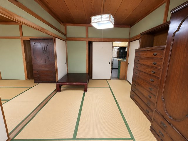 DKと隣接した使い勝手の良い6帖和室。襖を開ければダイニングキッチンと一体感のある空間として利用でき食後のくつろぎスペースやリビング感覚でも活用可能。小さなお子様の遊び場や来客用のお部屋としても便利。