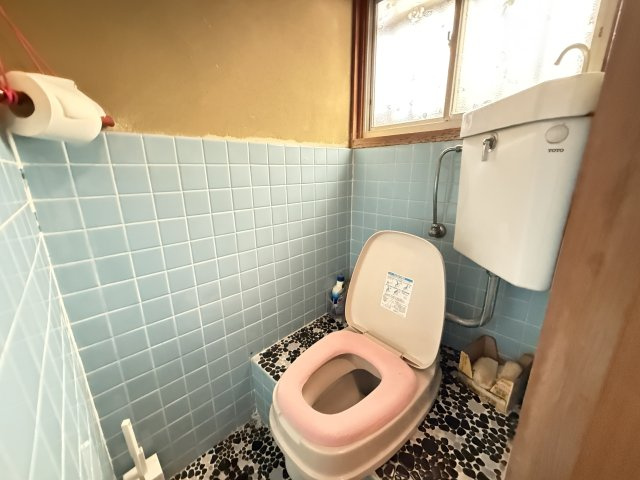 窓付きで換気がしやすく、明るさを感じられるトイレスペースです。爽やかなブルータイルが空間のアクセントとなっており、清潔感のある印象。シンプルで使いやすい造りとなっており、毎日快適にご利用いただけます。
