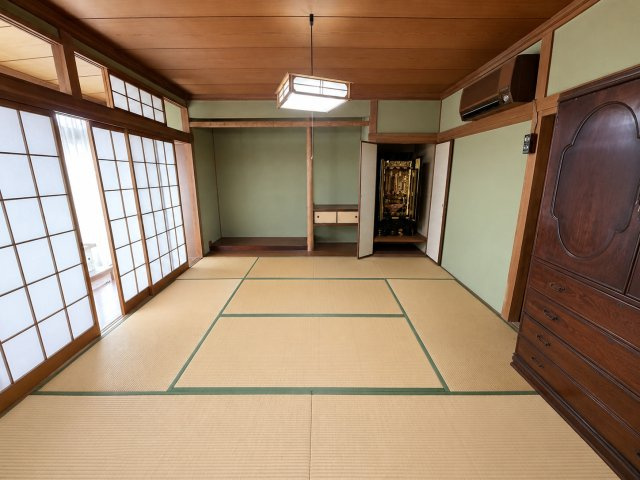 ゆとりある8帖の和室は障子を開けることで縁側とつながり、さらに開放感を感じられる空間。床の間付きで和の趣をしっかり感じられ、客間や家族団らんの場としてもおすすめ。落ち着いた色合いの内装です。