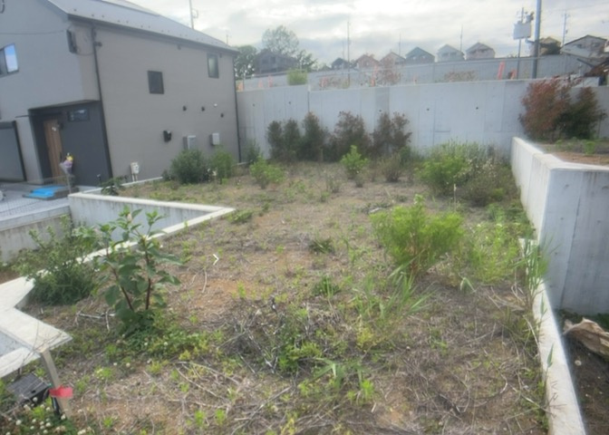 土地の面積＝住宅面積ではありません。建ぺい率の問題などで、土地のある場所によって住宅を建てられる面積は限られています。高さもしかり、「土地」という言葉の中には、建築条件も含まれると考えておきましょう。