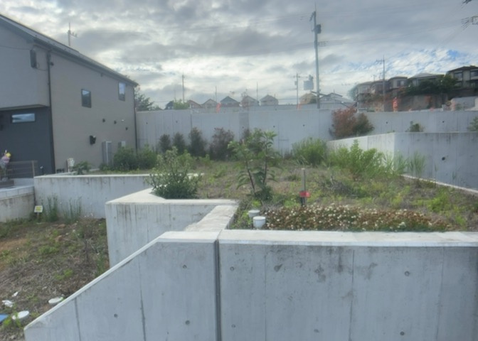現地に行くなら、物件の周囲の地形がどうなっているかを見ることも大切です。周辺より低くなっている土地では、大雨などで水が集まりやすいため、地盤が弱くなっているということも考えられるため、注意が必要です。