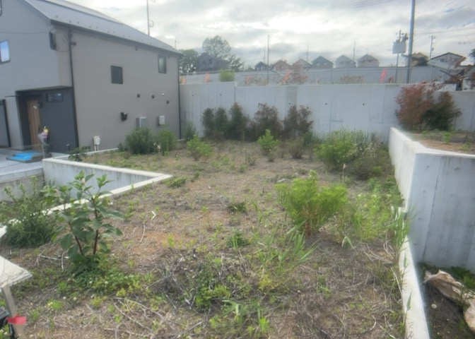 土地購入を検討されている場合、境界杭がない状態で購入してしまうと境界確定測量をする必要があり、費用がかかります。購入の前に、売主、隣土地所有者立ち合いのもと境界を確定し境界杭を設置するのがベストです。