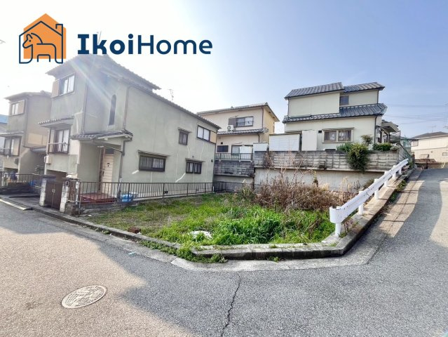 ●資料・カタログのご請求無料●現地見学可能●角地で前面道路は広々としています。土地面積は約30坪、更地渡しです。建築条件付きの為、指定のハウスメーカーでの建設が必要です。