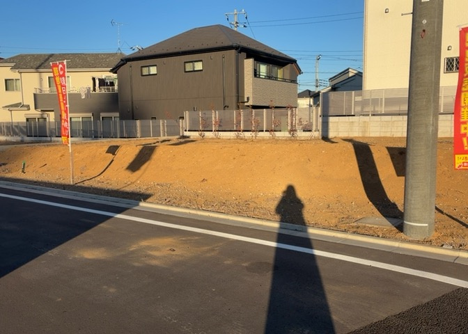 土地の形が極端に長細かったり、狭小地、あるいは道路との高低差がある傾斜地だった場合、後々売ろうとしても買い手がつかない場合もあります。後々、売却することになった時に価値の下がらない土地を選びましょう。