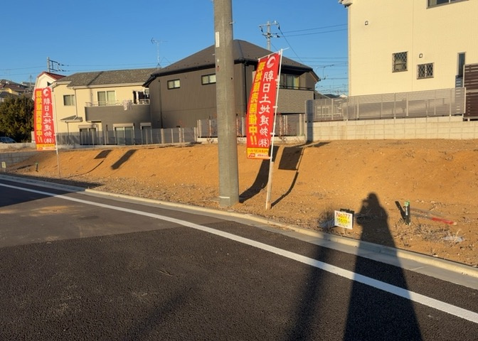 土地の面積＝住宅面積ではありません。建ぺい率の問題などで、土地のある場所によって住宅を建てられる面積は限られています。高さもしかり、「土地」という言葉の中には、建築条件も含まれると考えておきましょう。