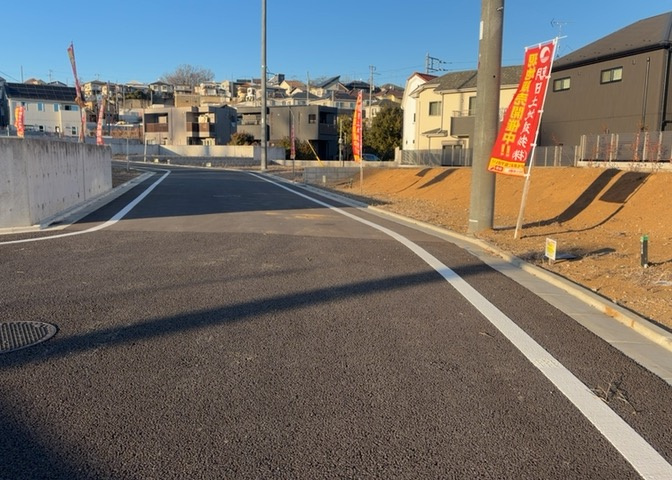 家を建てる場合、方位は要チェックです。現実的に日当たりのよい家ならばリビングは南側、建築基準法でも北側に当たる家への配慮は求められています。土地を見学に行く際は、方位磁針を持って行くようにしましょう。