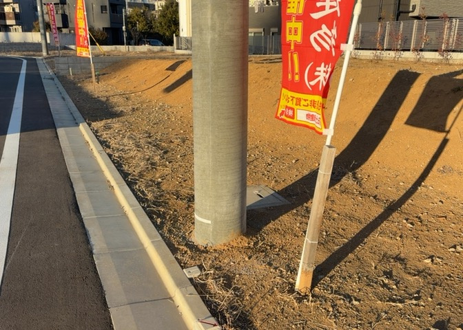 土地を買う際、住む地域の自治体や福祉の補助制度にも注目してみましょう。子供や老人の医療補助やゴミ出しのルールなど、自治体によってルールに大きな違いがあるため、暮らしやすい土地で判断するとよいでしょう。