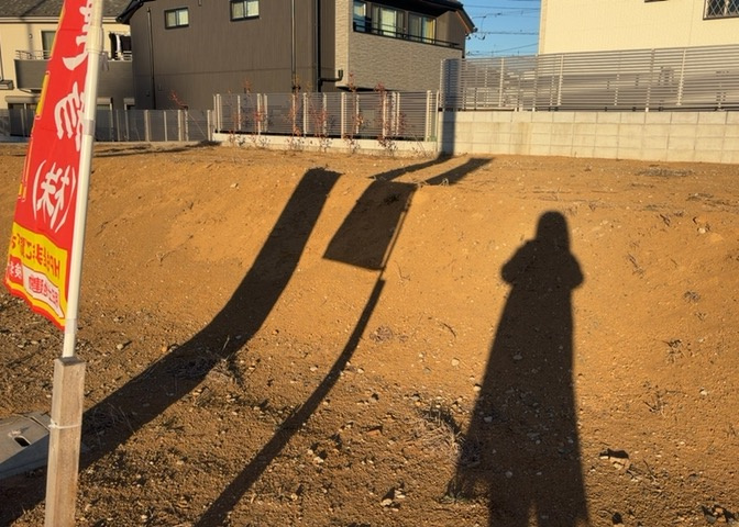 土地の前の道路に消火栓が設置されていることがあります。この場合、道路交通法第45条第1項により、駐車禁止の場所が指定されています。そのため、車庫などの駐車スペースをつくることができない場合があります。