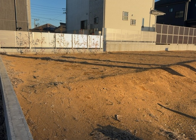 隣家の土地はどうなっているのか、生活利便施設が近くにあるのか、学校まで近いかなど、お客様のライフスタイルにあわせたイメージが重要です。また、近くにあると困る施設が近くにないかも確認するといいでしょう。