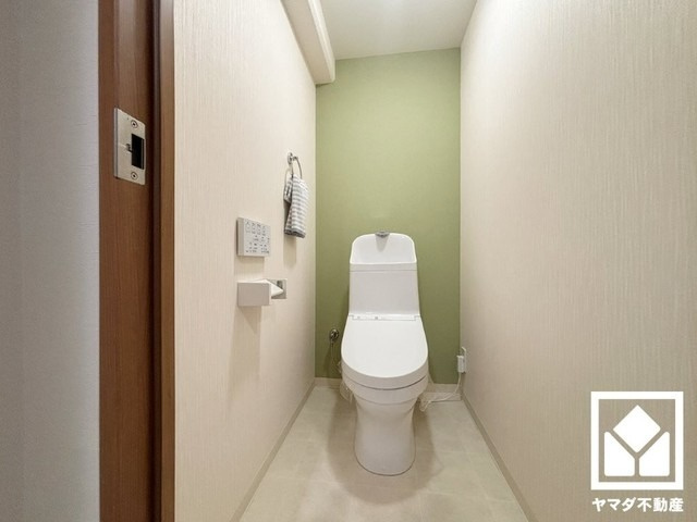 明るく清潔感溢れるトイレです。温水洗浄便座付きで、季節を問わずいつでも温かい便座をお使いいただけます。