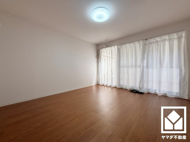約8帖の洋室です。バルコニーにつながるお部屋で、通風・陽当たり良好。
