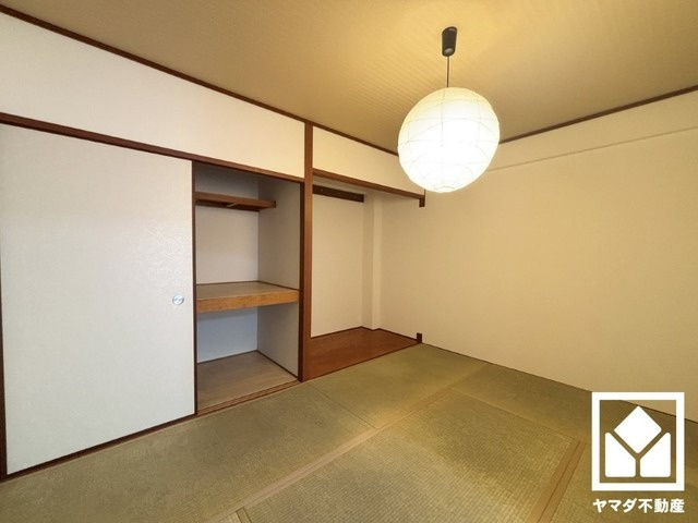 約6帖の和室です。リビングに隣接しており、一体利用も可能です。子どもの遊び場、お昼寝スペース、家族のくつろぎ空間にも。和室があると、暮らしの幅がぐんと広がる。