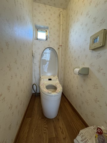 トイレは快適な温水洗浄機能付。