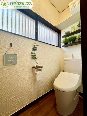 小窓が付いているので、トイレも明るい空間になっております♪       　