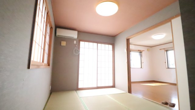 陽射しの柔らかさと畳の香りに包まれる和室。客間としても、家族の憩いの場としても活躍する多目的な空間です