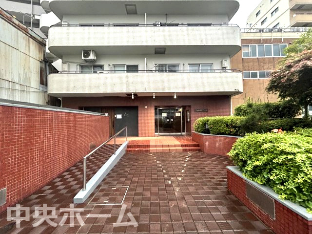 【エントランス】マンションのエントランスは、その物件の印象を決める、顔とも言える場所です。毎日通る場所ですからきれいなのが良いです。エントランス内はオートロックですので暮らしの安全も確保されています。