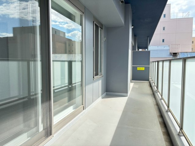 【バルコニー】奥行もあり、使い勝手のいい西向きのバルコニーです☆