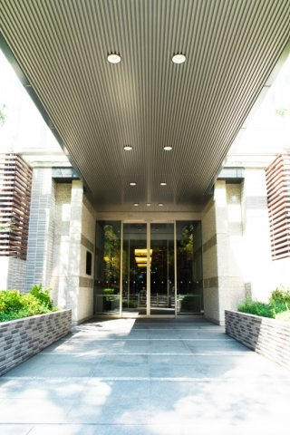【サブエントランス】大きな庇が印象的です。奥へ進むとエレベーターホールがございます！