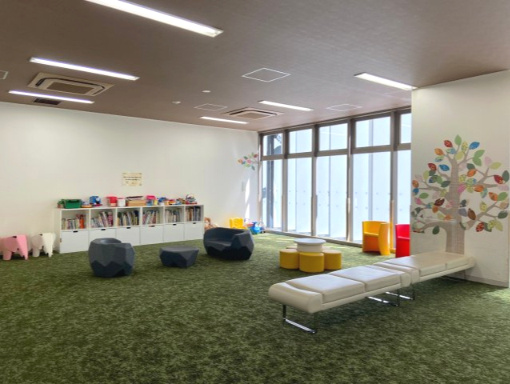 【キッズルーム】3階です。絵本やおもちゃもございます！大きな窓から自然光が柔らかに差し込みます。