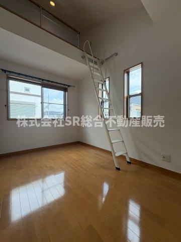 落ち着いて過ごせるお部屋なので、寝室にいかがでしょうか