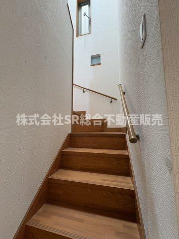 階段は天窓もあり明るいです！