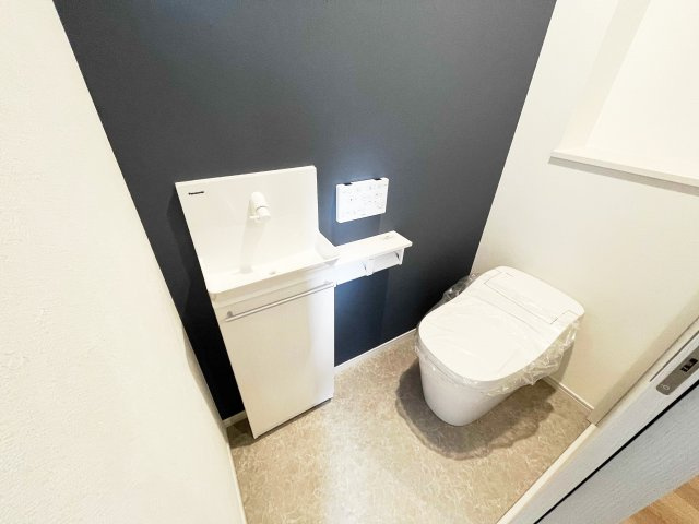 スッキリとしたデザインのトイレは見た目だけでなく、お手入れもしやすくて清潔な空間を保てます。