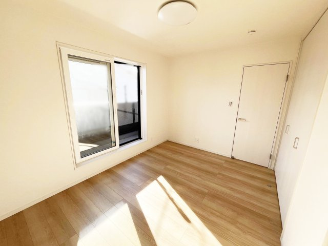 バルコニーに繋がる窓から沢山の光を採り込む明るい主寝室