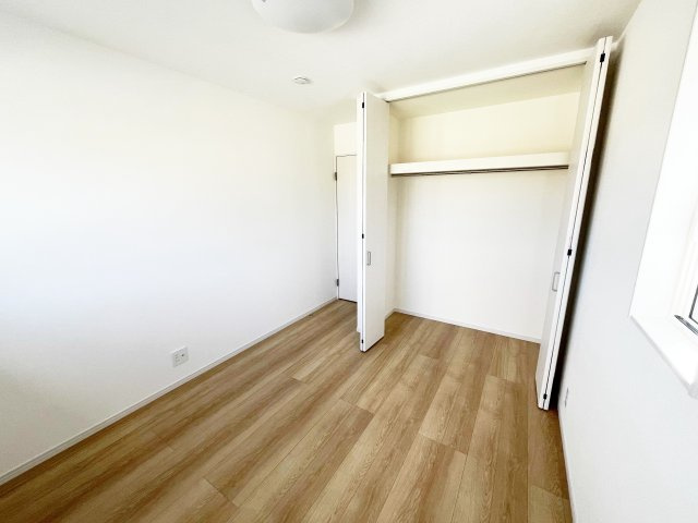 室内がすっきりとした空間になる、クローゼット付きの洋室。