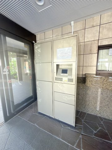 不在時でも荷物を受け取れる宅配ボックスを設置。外出の多いご家庭にも便利です。