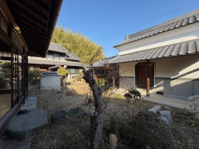 ◆複数の建物が中庭を囲むように配置され、どの部屋からも庭の緑と光を感じられる昔ながらの屋敷構え♪　