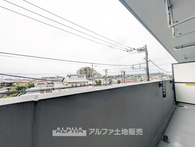 【Balcony】◆バルコニー◆日当たりの良いバルコニーは、洗濯物がよく乾くだけでなく、外の空気を感じながらひと息つける場所。暮らしに心地よい余白をもたらします。