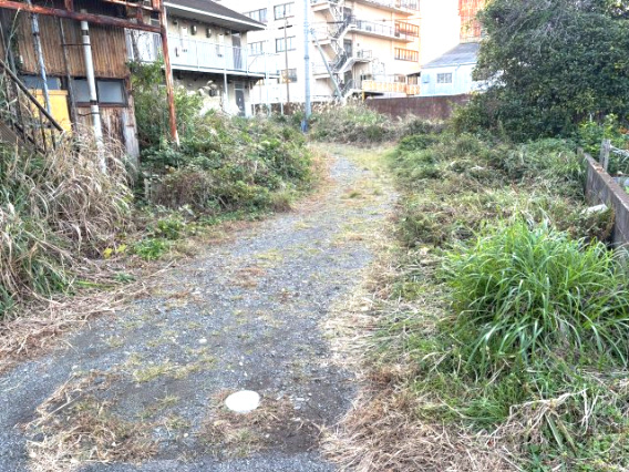 敷地内。