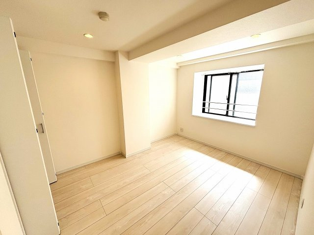 ～洋室6帖～　家具の配置がしやすい整形のお部屋。ベッドやデスクを置いてもゆとりがあり、暮らしに合わせて自由にレイアウトできます。