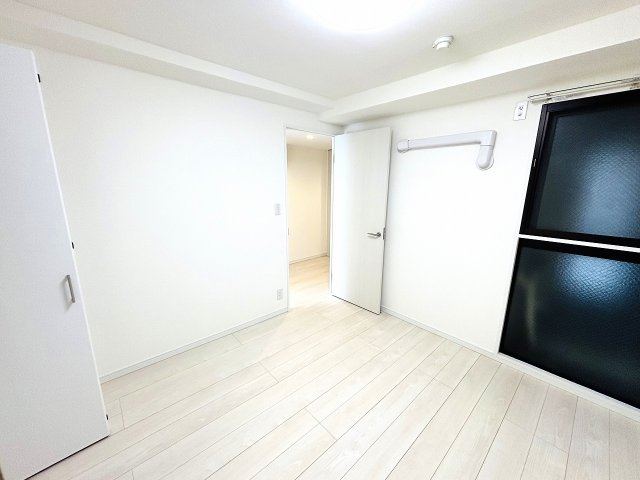 ～洋室5.3帖～　子供部屋にもピッタリの白を基調としたお部屋。