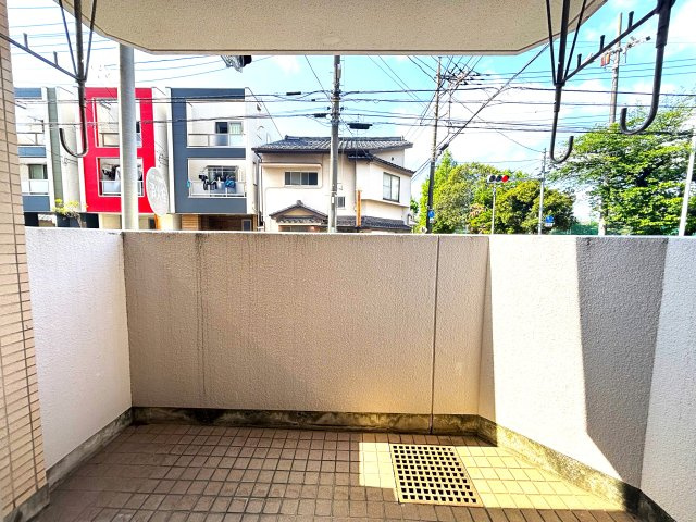 階下への足音を気にせず暮らせる1階住戸。広いテラス付きで、戸建て感覚の暮らしを叶えます。　目隠しの壁の高さもあり安心感もございます。